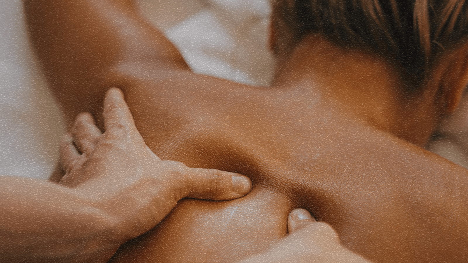 Massage du dos dans une ambiance douce et chaleureuse pour le projet Aim’être.